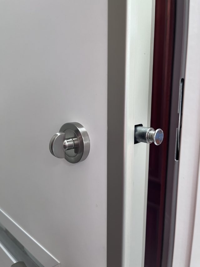 ¿Qué es mejor una puerta blindada o acorazada?